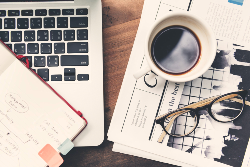 Ordinateur et agenda pour illustrer